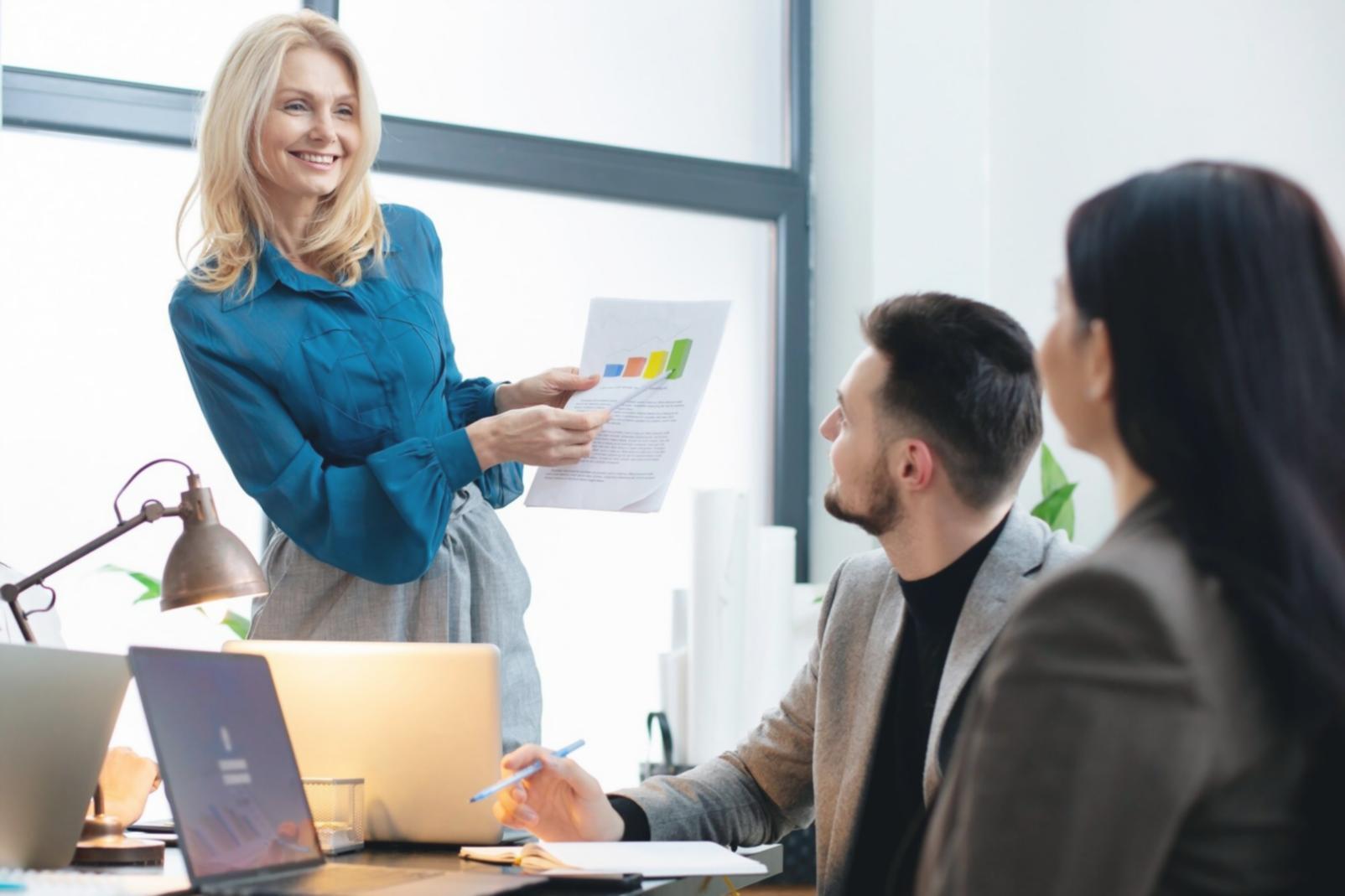Detaillierte Finanzanalyse mit Kennzahlen und Grafiken auf einem Arbeitsplatz